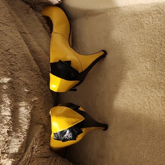 Yellow with black trim heels - Picture 3 of 4